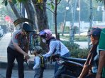 Kapolres Gresik AKBP Ramadhan Nasution saat menyapa orang tua dan siswa saat hari pertama sekolah. (Foto: Ist) Kapolres Gresik AKBP Ramadhan Nasution saat menyapa orang tua dan siswa saat hari pertama sekolah. (Foto: Ist)