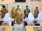 Bupati Gresik Fandi Akhmad Yani saat meninjau MPLS di SMPN 1 Gresik. Bupati Gresik Fandi Akhmad Yani saat meninjau MPLS di SMPN 1 Gresik.