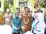 Bupati Lamongan Yuhronur Efendi meninjau hari pertama sekolah. (Foto: Ist) Bupati Lamongan Yuhronur Efendi meninjau hari pertama sekolah. (Foto: Ist)
