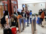 Penumpang KA Mutiara Timur melakukan proses boarding di Stasiun Jember. (Foto: Ist)