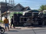 Kondisi dumptruk yang terguling dan menghancurkan pagar rumah warga di Sidayu, Gresik. Kondisi dumptruk yang terguling dan menghancurkan pagar rumah warga di Sidayu, Gresik.