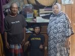 Itoh dan suaminya, pasangan buruh harian di Kabupaten Bogor, menerima bantuan bedah rumah setelah bertahun-tahun tinggal di rumah tidak layak huni sambil merawat anak penyandang disabilitas. (Foto: Ist)