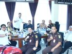 Momen akrab silaturahmi Kapolres Gresik AKBP Ramadhan Nasution bersama Kajari Gresik Zamzam Ikhwan. Momen akrab silaturahmi Kapolres Gresik AKBP Ramadhan Nasution bersama Kajari Gresik Zamzam Ikhwan.