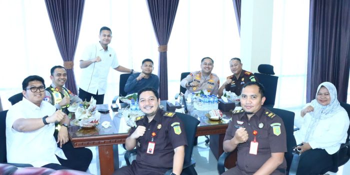 Momen akrab silaturahmi Kapolres Gresik AKBP Ramadhan Nasution bersama Kajari Gresik Zamzam Ikhwan.