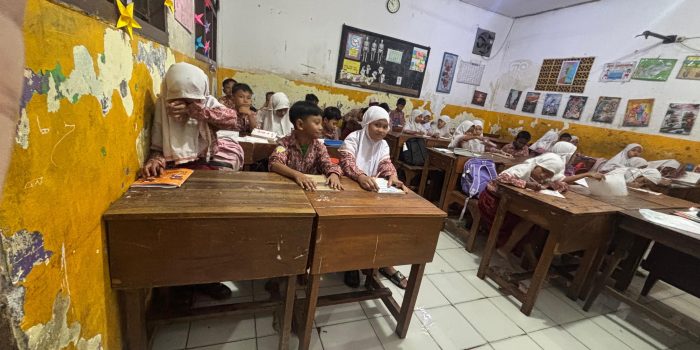 Puluhan Tahun Sekolah Dilanda Banjir Rob, Semangat Belajar 195 Siswa SD di Surabaya Ini Tak Pernah Padam 2 WhatsApp Image 2026 07 17 at 11.39.44 AM 1 1