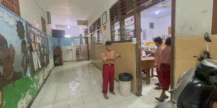 Puluhan Tahun Sekolah Dilanda Banjir Rob, Semangat Belajar 195 Siswa SD di Surabaya Ini Tak Pernah Padam 1 WhatsApp Image 2026 07 17 at 11.39.44 AM 2