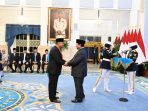 Perry Warjiyo saat menerima penghargaan Tanda Kehormatan Mahaputera Utama dari Presiden Prabowo Subianto. (Foto: Ist/BPMI Setpres RI)