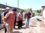 Anggota DPRD Jatim Satib saat melakukan sidak pekerjaan pavingisasi di Jember. (Foto: Ist)