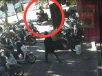 Tangkapan layar rekaman CCTV maling motor di Buduran, Sidoarjo. (Foto: Ist)