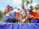 Bupati Lamongan Yuhronur Efendi menyalurkan bantuan air bersih. (Foto: Ist)