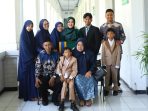 Widi Arti (tengah kerudung hijau) saat foto bersama keluarga usai wisuda S3 Ilmu Kedokteran Unair. (Foto: Ist)