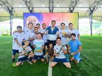 Direktur Utama Perum Bulog Ahmad Rizal Ramdhani saat penyerahan piala Bulog Mini Soccer Fun Match. (Foto: Ist)