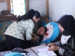 Petugas Puskesmas Pakusari Jember melakukan pemeriksaan di rumah warga. (Foto: Ist) Petugas Puskesmas Pakusari Jember melakukan pemeriksaan di rumah warga. (Foto: Ist)