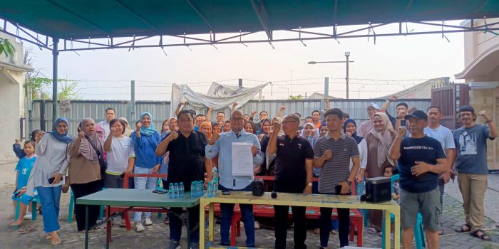 Kuasa hukum warga Mutiara Regency, Dimas Yemahura Alfarouq (kemeja biru muda) saat jumpa pers bersama warga. (Foto: Ist) Kuasa hukum warga Mutiara Regency, Dimas Yemahura Alfarouq (kemeja biru muda) saat jumpa pers bersama warga. (Foto: Ist)