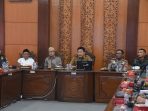 Bupati Sidoarjo Subandi bersama TNI-Polri beserta OPD dan para tokoh ulama saat rapat di Opsroom Setda Kabupaten Sidoarjo. (Foto: /Kominfo Sidoarjo)