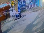 Kedua tersangka terekam CCTV sebelum membobol rumah. (Foto: Ist)