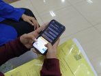 Warga mengakses layanan SKCK Online. (Foto: Ist)