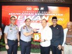Kapolres Gresik AKBP Ramadhan Nasution memberikan cinderamata kepada Ketua Tim MKD DPR RI Adang Daradjatun. (Foto: Ist) Kapolres Gresik AKBP Ramadhan Nasution memberikan cinderamata kepada Ketua Tim MKD DPR RI Adang Daradjatun. (Foto: Ist)