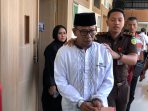 Terdakwa SK ASN palsu Antoni usai menjalani sidang perdana di PN Gresik. (Foto: Andika DP)