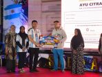 Bupati Sidoarjo Subandi saat menyerahkan doorprize umrah untuk penonton. (Foto: Ist/dok Kominfo Sidoarjo) Bupati Sidoarjo Subandi saat menyerahkan doorprize umrah untuk penonton. (Foto: Ist/dok Kominfo Sidoarjo)
