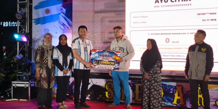 Bupati Sidoarjo Subandi saat menyerahkan doorprize umrah untuk penonton. (Foto: Ist/dok Kominfo Sidoarjo) Bupati Sidoarjo Subandi saat menyerahkan doorprize umrah untuk penonton. (Foto: Ist/dok Kominfo Sidoarjo)