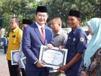 Bupati Lamongan Yuhronur Efendi memberikan penghargaan kepada karyawan koperasi. Bupati Lamongan Yuhronur Efendi memberikan penghargaan kepada karyawan koperasi.