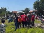 Evakuasi jenazah korban kecelakaan kereta api di Sidoarjo. (Foto: Ist)