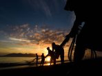 banyuwangi Nelayan di Banyuwangi menarik jala ikan.