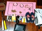 Barang bukti perlengkapan olahraga, telepon genggam, dan perhiasan saat diamankan di Polres Nganjuk