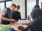 bawaslu pasuruan Petugas Bawaslu cek data di Kelurahan.