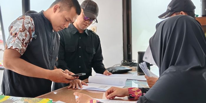 bawaslu pasuruan Petugas Bawaslu cek data di Kelurahan.