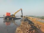 Alat berat eskavator saat melakukan peninggian tanggul lumpur Lapindo di titik Desa Siring, Porong, Sidoarjo. (Foto: Ist) Alat berat eskavator saat melakukan peninggian tanggul lumpur Lapindo di titik Desa Siring, Porong, Sidoarjo. (Foto: Ist)