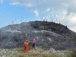 Petugas berusaha memadamkan api di TPA Pakusari, Jember. (Foto: Ist)