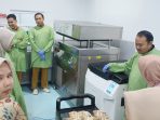 Petugas PMI mengecek alat pemisah komponen darah. (Foto: Ist) Petugas PMI mengecek alat pemisah komponen darah. (Foto: Ist)