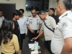 Petugas saat membongkar paket susu berisi sabu. (Foto: Ist)