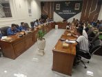 Rapat pertemuan antara pedagang dengan Pemkab di ruang Komisi B DPRD Bojonegoro. (Foto: Ist) Rapat pertemuan antara pedagang dengan Pemkab di ruang Komisi B DPRD Bojonegoro. (Foto: Ist)