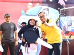 Kapolres Gresik AKBP Ramadhan Nasution menyerahkan hadiah undian sepeda motor kepada peserta Bhayangkara Fest 2026. Kapolres Gresik AKBP Ramadhan Nasution menyerahkan hadiah undian sepeda motor kepada peserta Bhayangkara Fest 2026.