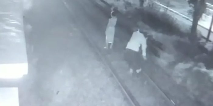 CCTV yang menunjukkan aksi heroik penjaga palang pintu kereta api