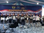Konferensi pers ungkap kasus peredaran narkotika jaringan nasional di pergudangan Prambanan Bizland Gresik. (Foto: Andika DP)