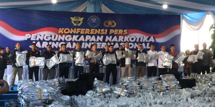Konferensi pers ungkap kasus peredaran narkotika jaringan nasional di pergudangan Prambanan Bizland Gresik. (Foto: Andika DP)
