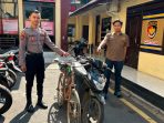 curanmor pasuruan Petugas kepolisian menunjukkan barang bukti sepeda motor.