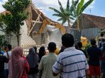 Excavator merobohkan rumah TKW di Desa Tlogoagung, Kedungadem, Bojonegoro. (Foto: Ist)