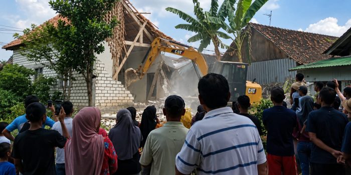 Excavator merobohkan rumah TKW di Desa Tlogoagung, Kedungadem, Bojonegoro. (Foto: Ist)