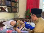 Wakil Bupati (Wabup) Lombok Tengah HM Nursiah saat mengunjungi tersangka AMR, (13/7). (Foto: Ist) Wakil Bupati (Wabup) Lombok Tengah HM Nursiah saat mengunjungi tersangka AMR, (13/7). (Foto: Ist)