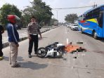 Evakuasi korban kecelakaan di Lamongan. Evakuasi korban kecelakaan di Lamongan.