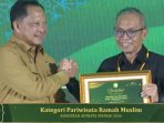 Sekda Provinsi NTB Abul Chair saat menerima anugerah dari Menteri Dalam Negeri M. Tito Karnavian. (Foto: Ist)