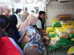 Warga menyerbu pasar murah di Kecamatan Tanggul, Jember. (Foto: Ist) Warga menyerbu pasar murah di Kecamatan Tanggul, Jember. (Foto: Ist)