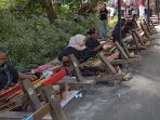 Sekitar 500 penenun di Desa Sukarara, Lombok Tengah secara bersamaan menenun kain secara tradisional. (Foto: Arif R)