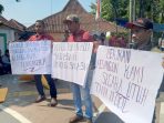 Puluhan buruh saat menggelar aksi di depan kantor Disnaker Jombang.(teguh)