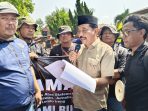 Ketua DPRD Kabupaten Nganjuk, Tatit Heru Tjahjono, saat menemui puluhan wartawan didepan gedung DPRD Nganjuk